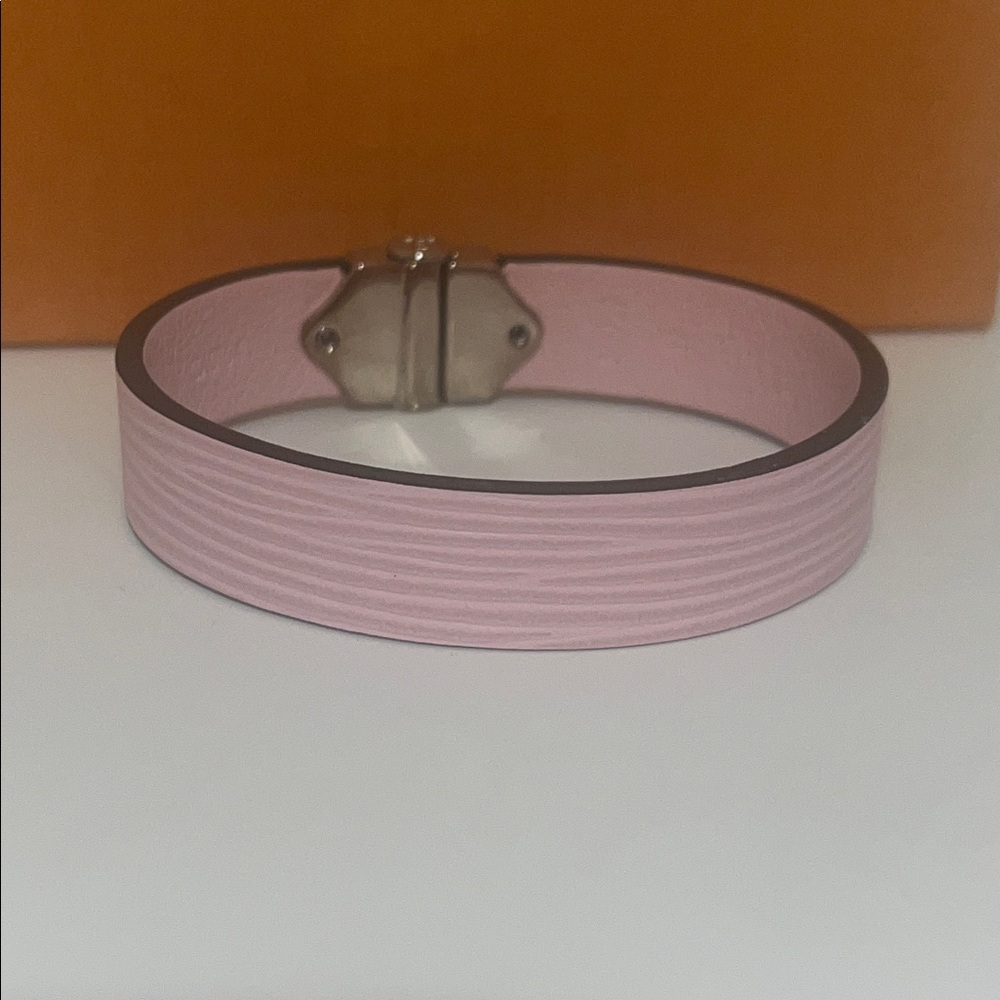 Louis Vuitton Rose Clair Pink Epi Spirit Leather Bracelet Size 19 - Picture 4 of 4